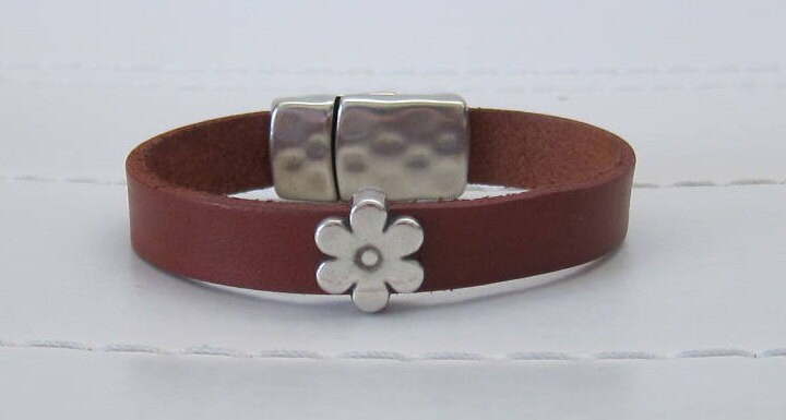 Gebrannte Rote Leder Flaches/Silber Blume Folie Armband von pamshaffer