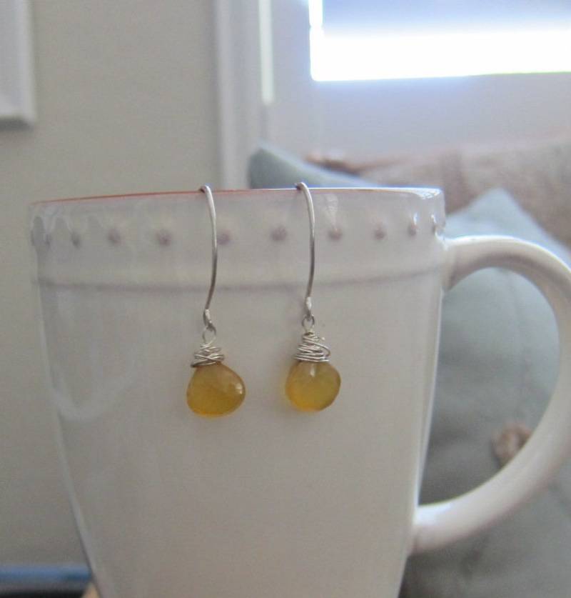 Gelbe Chalcedon Tropfen Ohrringe von pamshaffer