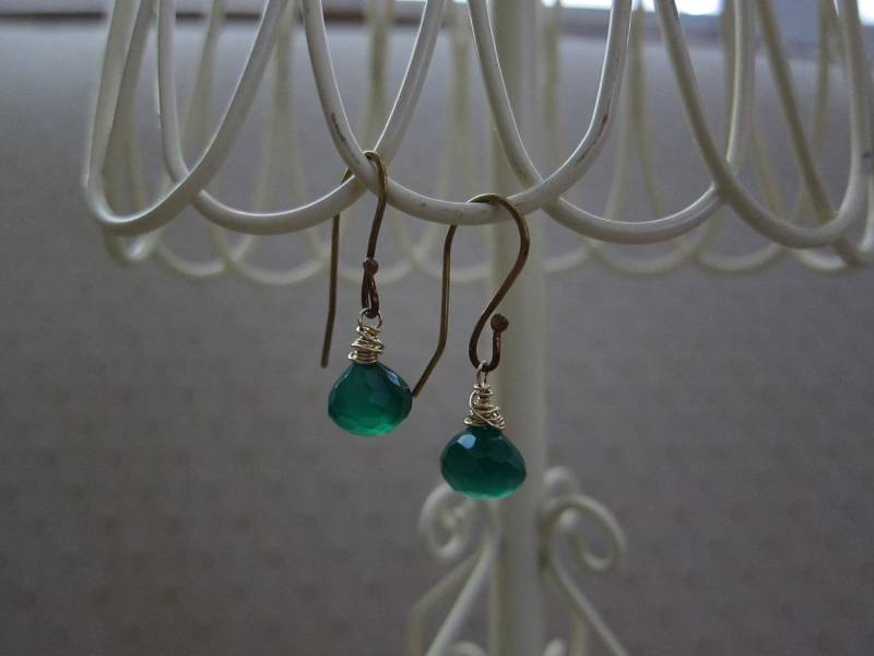 Kelly Green Chalzedon Briolette Ohrringe von pamshaffer