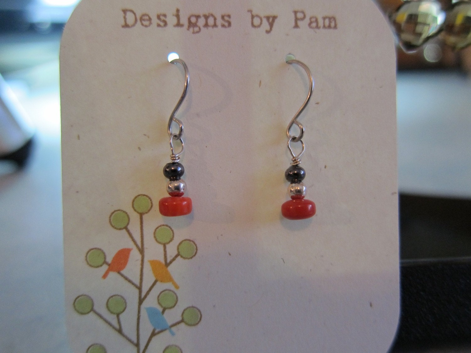 Koralle Und Silber Tropfen Ohrringe von pamshaffer