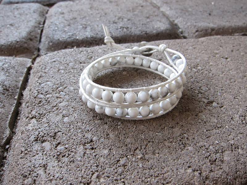 Leder-Wickelarmband Mit Echten Weiß Türkis Perlen von pamshaffer