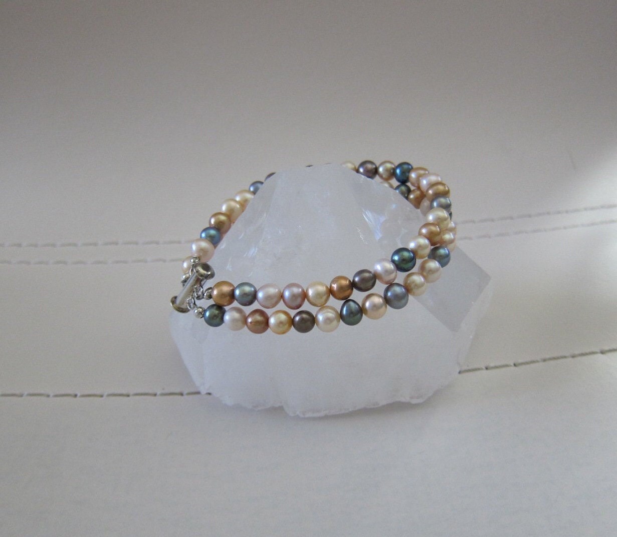 Mehrfarbiges Süßwasserperlen Doppelstrang Armband von pamshaffer