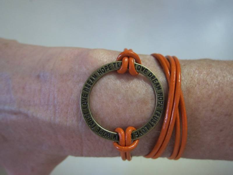 Orange Leder Kreis Wrap Boho Armband von pamshaffer