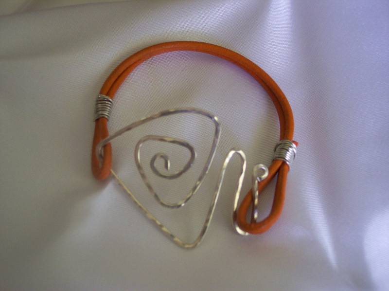 Orange Leder Und Sterling Silber Spiral-Armband von pamshaffer