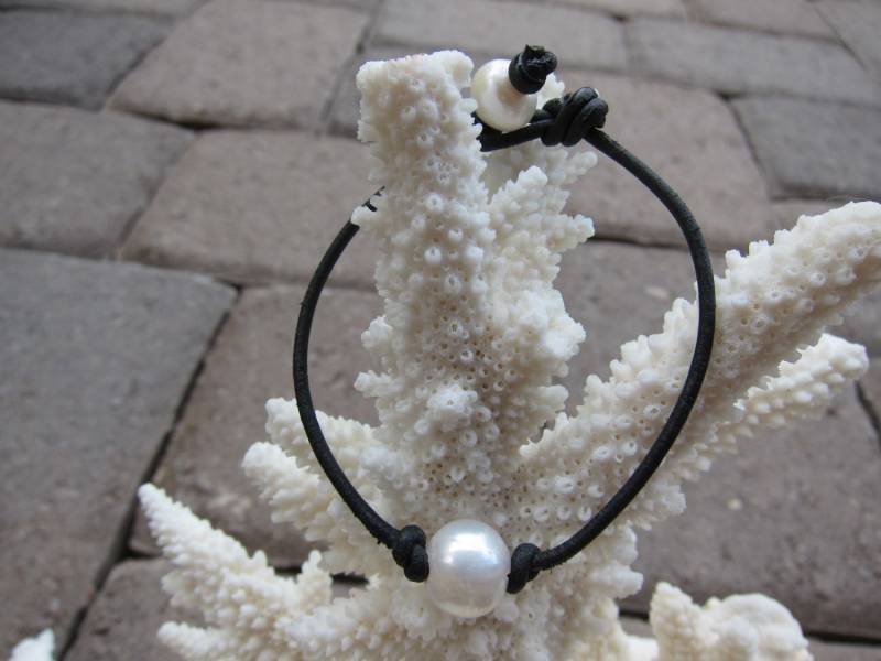 Perle Und Schwarz Leder Armband von pamshaffer