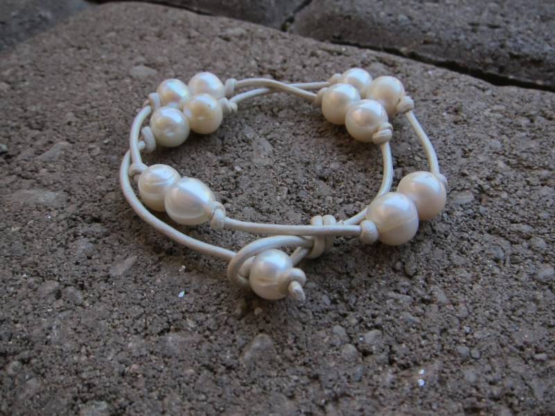 Perlen Weißes Leder Doppel Wickelarmband Mit Süßwasserperlen von pamshaffer
