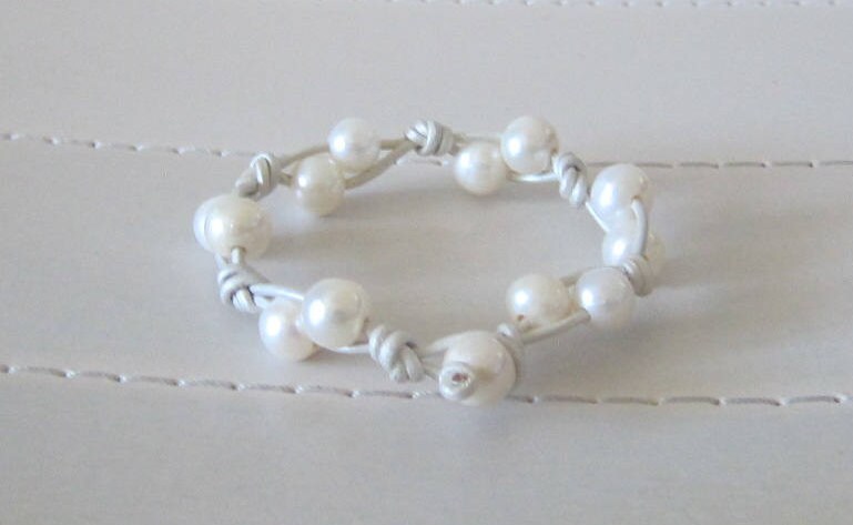 Perlenweißes Geknotetes Lederarmband Mit Süßwasserperlen von pamshaffer