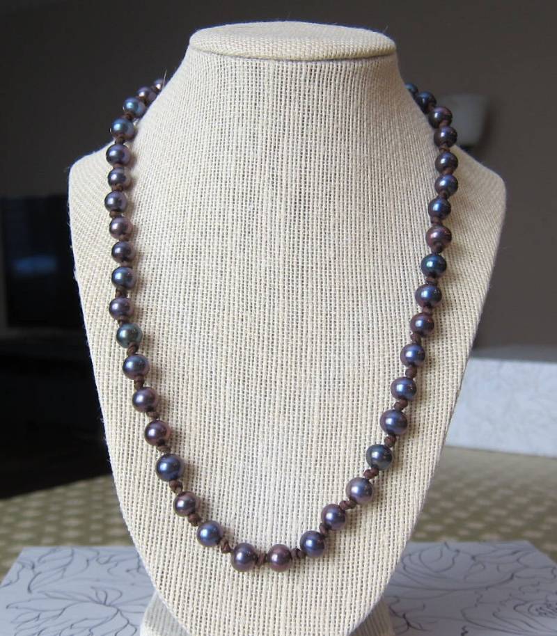 Pfau Perle An Dunkelbraunem Lederband von pamshaffer