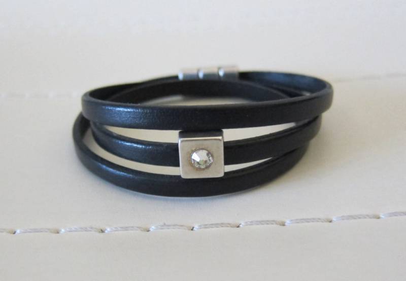Schwarze Leder Flach Dreifach Wickelarmband W/strass von pamshaffer