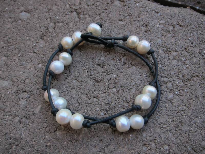 Schwarzes Leder Doppel Wrap Armband Mit Süsswasserperlen von pamshaffer