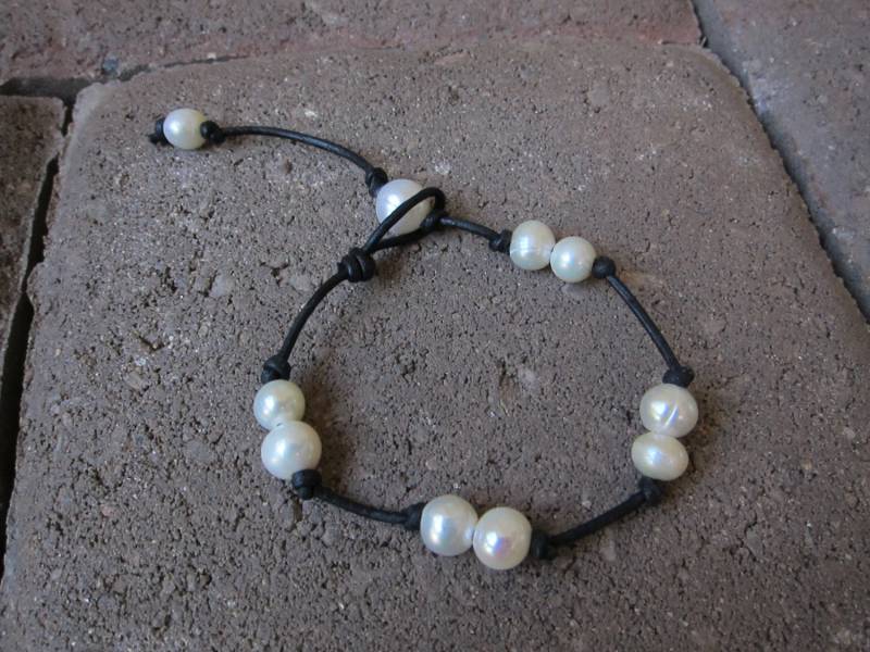 Schwarzes Lederwickelarmband Mit Süßwasserperlen Schwarzes Lederwickelarmband Mit Süßwasserperlen von pamshaffer