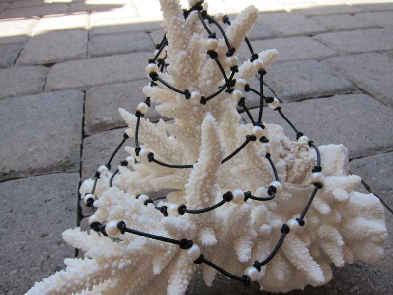 Süßwasser-Zuchtperlen Und Schwarz Leder Halskette Oder Armband von pamshaffer