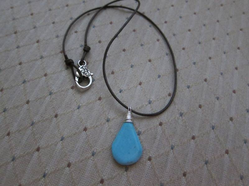 Türkis Howlith Briolette Anhänger An Lederband Braun von pamshaffer