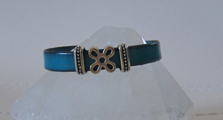 Türkis Leder/Silber Blume & Geätzt Folien Armband Türkis Leder/Silber Blume & Geätzt Folien Armband von pamshaffer