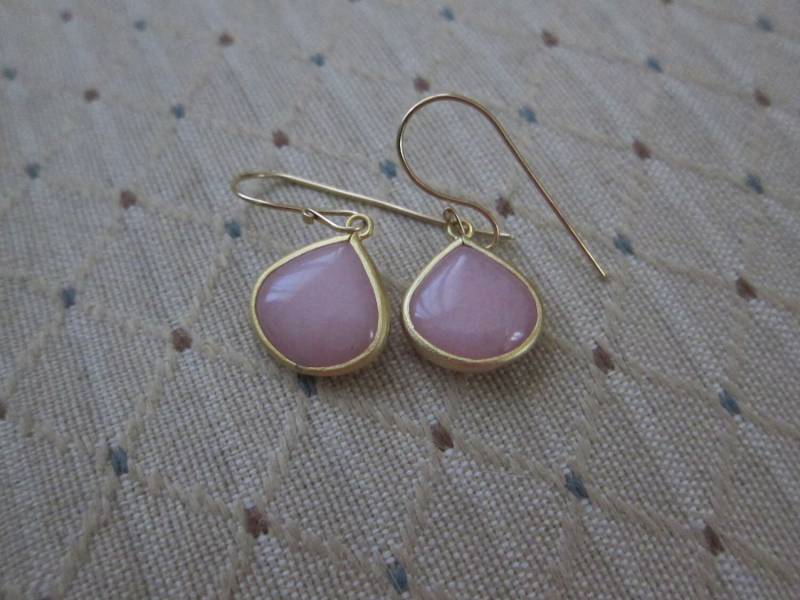 Weiche Rosa Alabaster Tropfen Ohrringe von pamshaffer