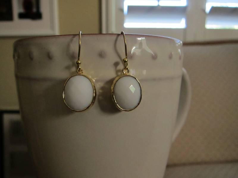 Weiß/Gold Facettierte Tropfen Ohrringe von pamshaffer