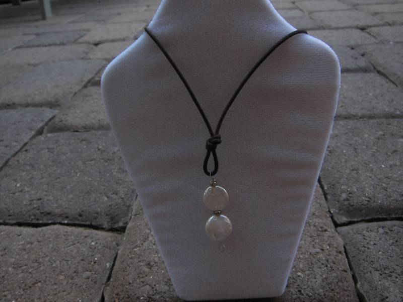 Weiße Münze Perle Und Leder Halskette von pamshaffer