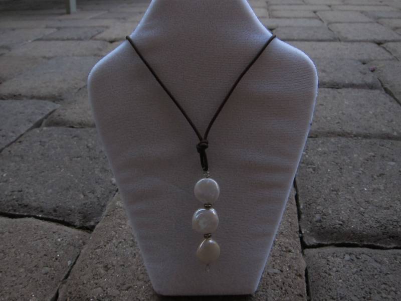 Weiße Münzperle Und Lederkette von pamshaffer