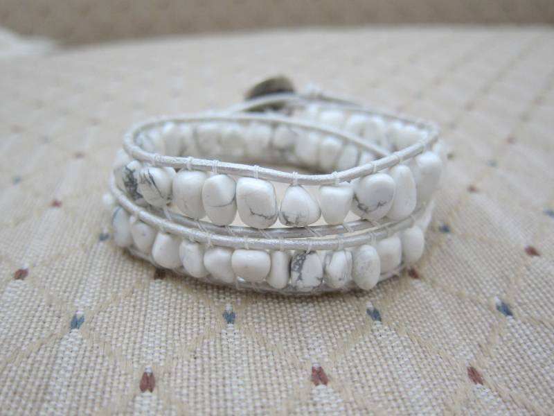 Weißes Lederwickelarmband Mit Howlith von pamshaffer