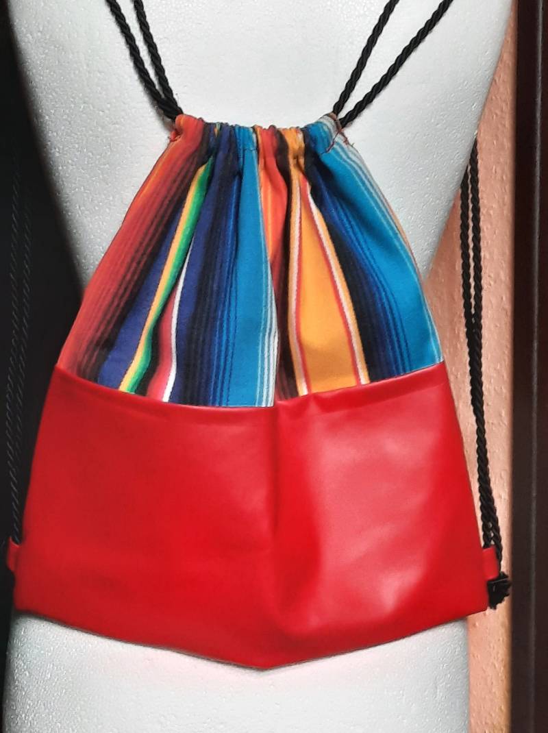 Turnbeutel, Rucksack/Gymbag Aus Rotem Kunstleder Und Buntgestreiften Markisenstoff Mit Innenfutter von pantherisdesign