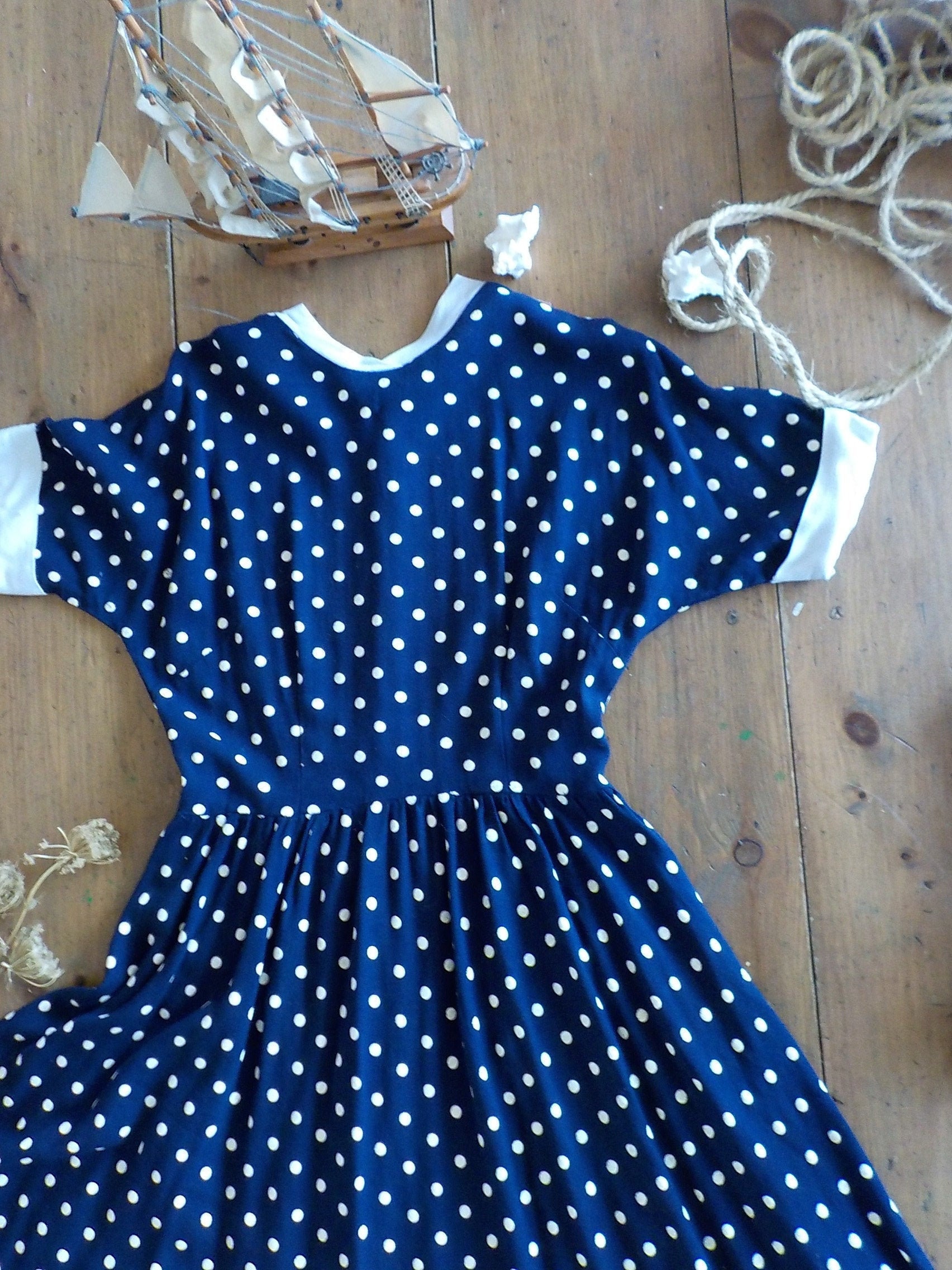 Leinenkleid Aus Den 50Er Jahren Mittlerer Größe Pois Muster Leinenkleid Aus Den 50Er Jahren Mittlerer Größe Pois Muster von papillonsdelune