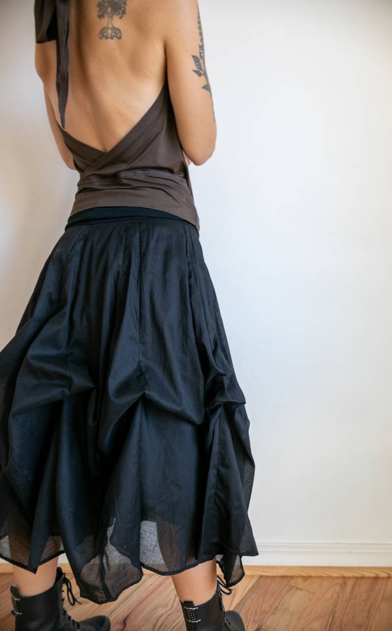 Blühender Lotus Multi Layer Mit Krawatten Verstellbare Länge Rock in Schwarz von paramitadesign