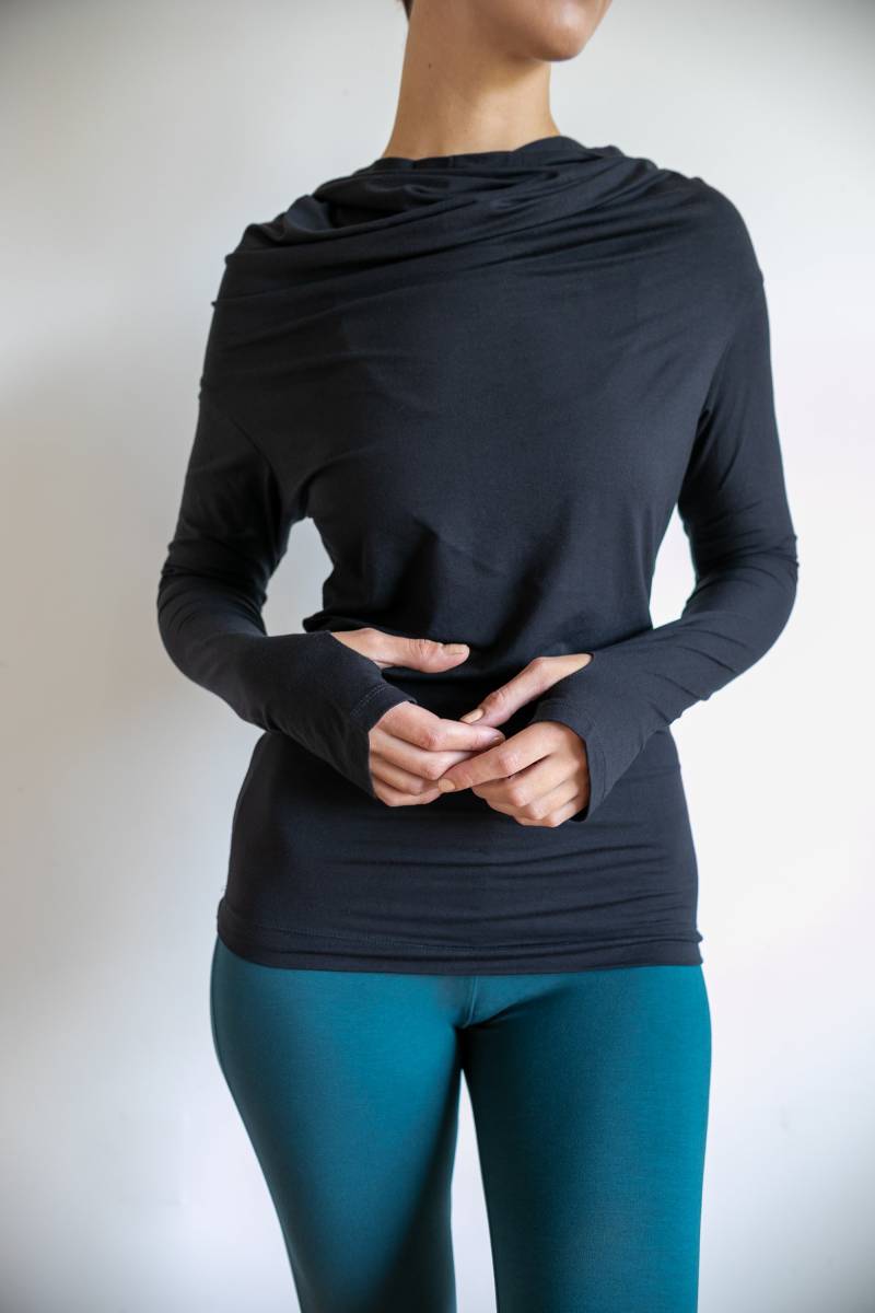 star Cowl Neck Hoodie Shirt Mit Daumenlöchern in Schwarz von paramitadesign