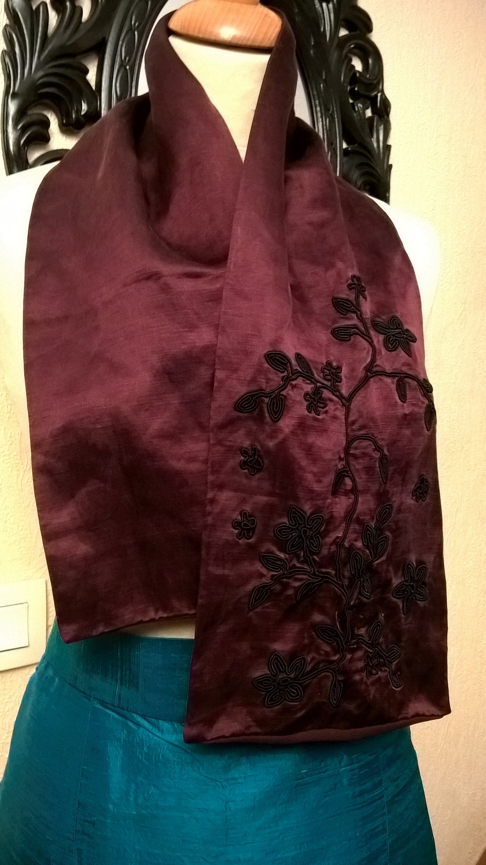 Hübsches Kopftuch Vintage, Seide Und Leinen, Farbe Bestickte Pflaume Schwarz, Damen-Schal, Geburtstags-Geschenk, Vintage-Geschenk, Geschenk Mädchen von parisvintageclothes