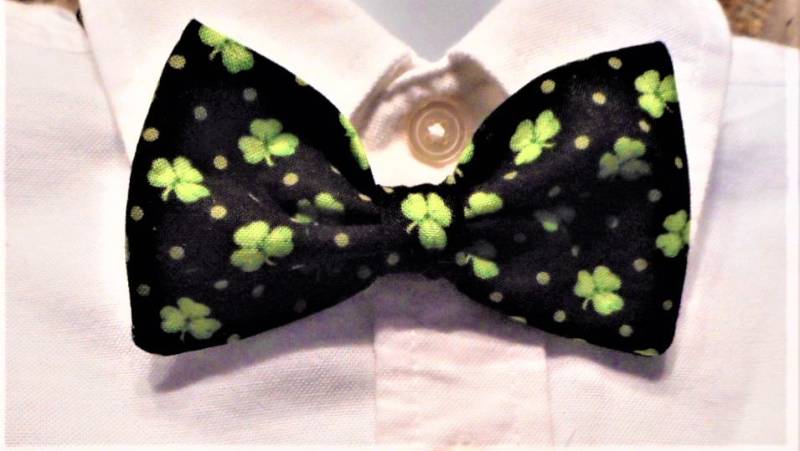 Boys Bow Tie Featuring Shamrocks For St Patricks Day von parksidewhimsey