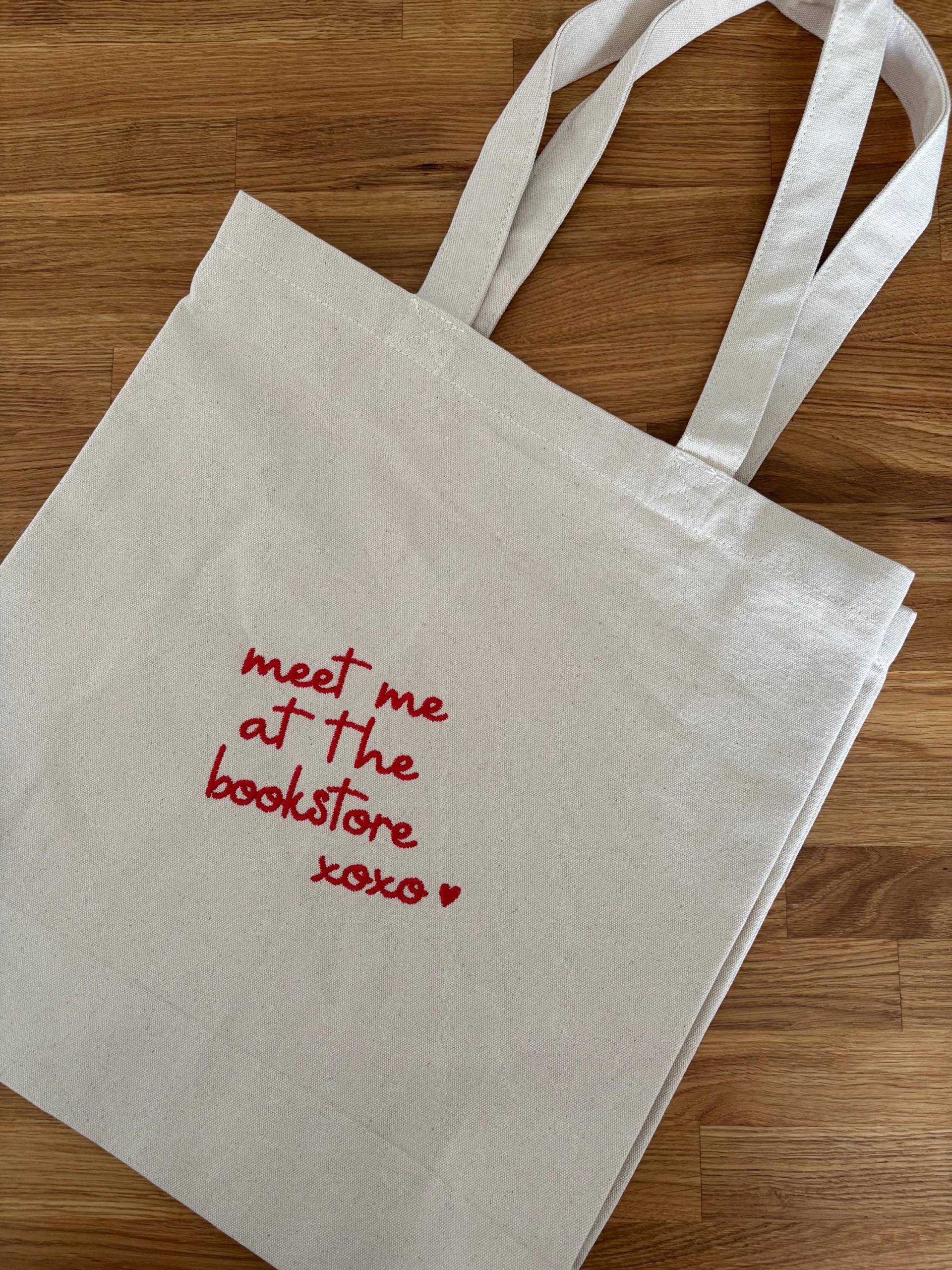 Bestickter Jutebeutel Shopper Meet Me At The Bookstore Aus Bio-Baumwolle von partofd