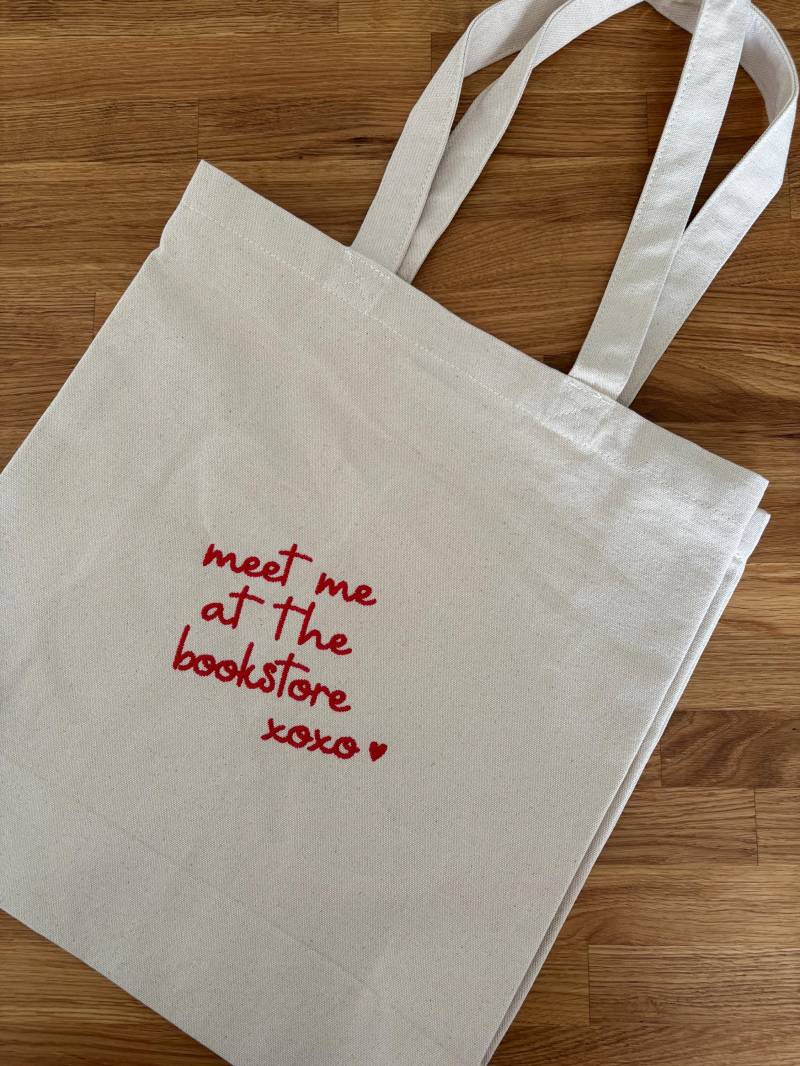 Bestickter Jutebeutel Shopper Meet Me At The Bookstore Aus Bio-Baumwolle von partofd