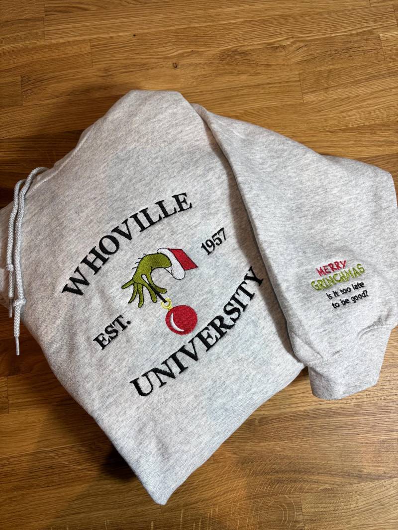 Bestickter Whoville University Grinch Pullover in Unisex Größen von partofd