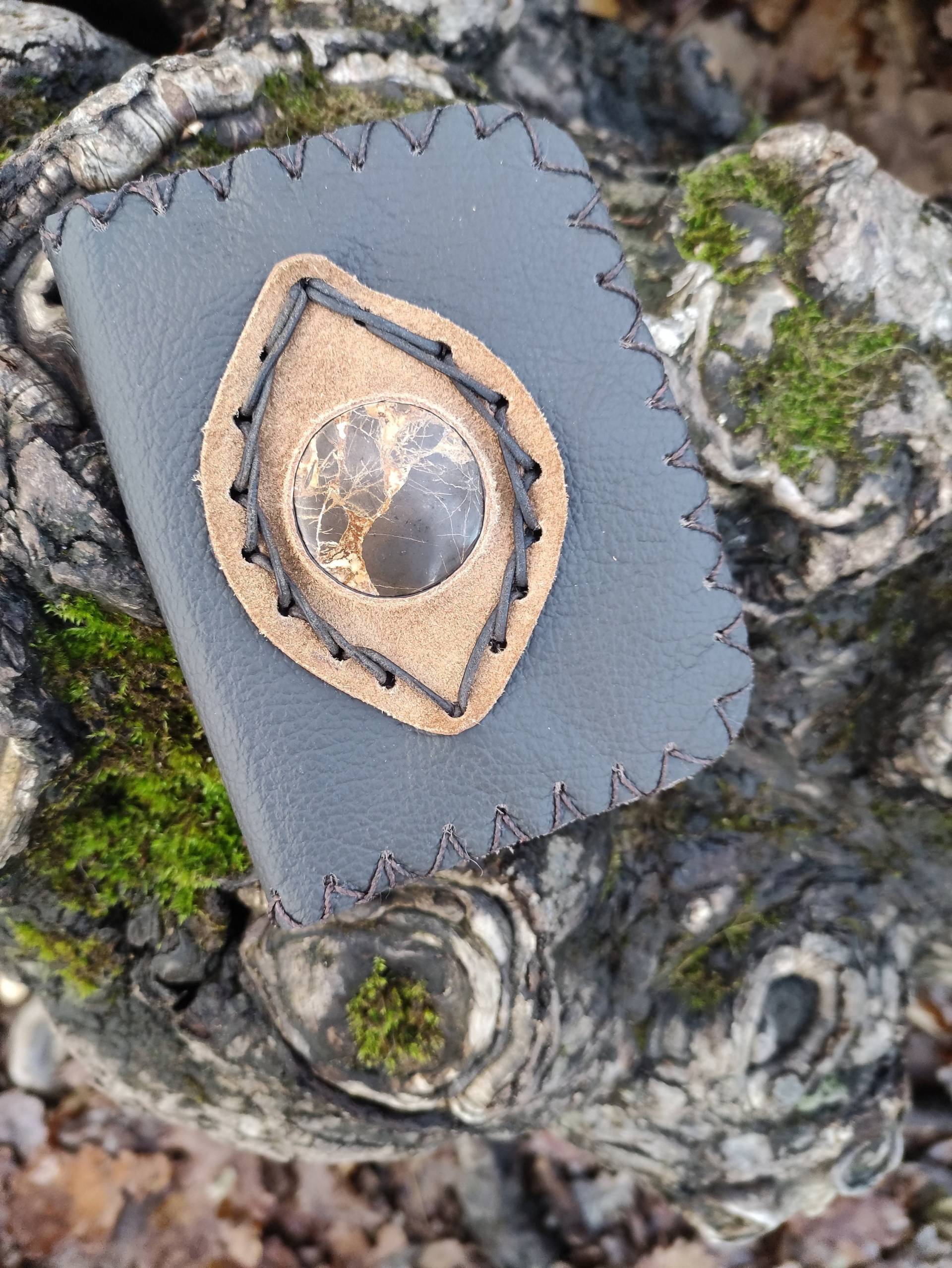 Geldtasche Mit Rundem Jaspisstein Aus Recyceltem Leder, Purse, Moneybag, Wallet Leather Jaspis Geldtasche Mit Rundem Jaspisstein Aus Recyceltem Leder, Purse, Moneybag, Wallet Leather Jaspis von parvisavisshop