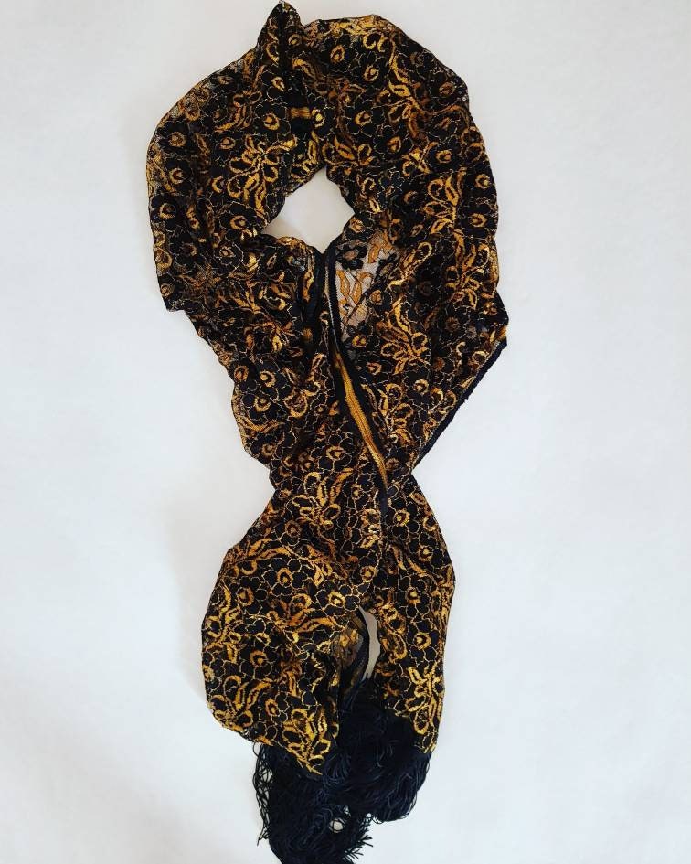 Kostbare Schwarze Und Goldene Spitzenstola Mit Fransen von passatosetoso