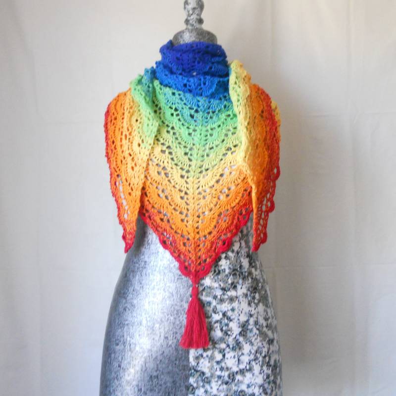Handgehäkelter Schal Wie Regenbogenfarbene Spitze von passionmaillescrea