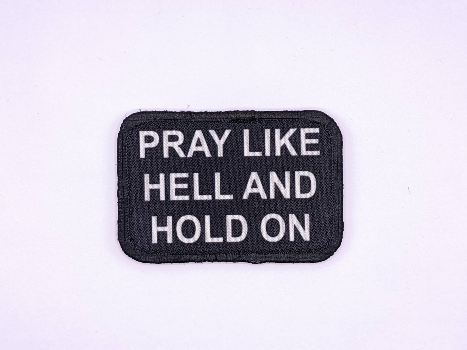 Pray Like Hell & Hold On Yellowstone Zitat 2 "x3" Patch Mit Klettverschluss Auf Grünem Hintergrund von patchesNplates
