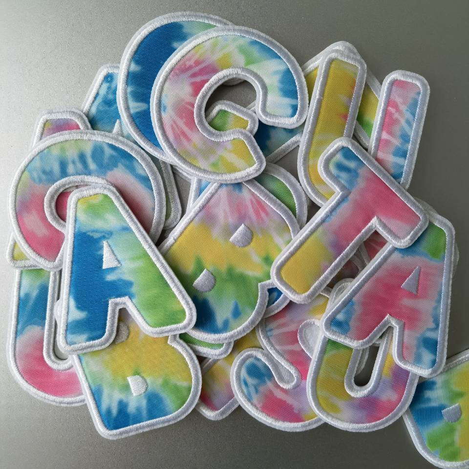 Neu Tie Dye Letter Patches, Klebefolie Alphabet Applikationen, Hochwertige Bunte Initialen Bestickte Buchstaben Diy Name Aufnäher von patchwholesale