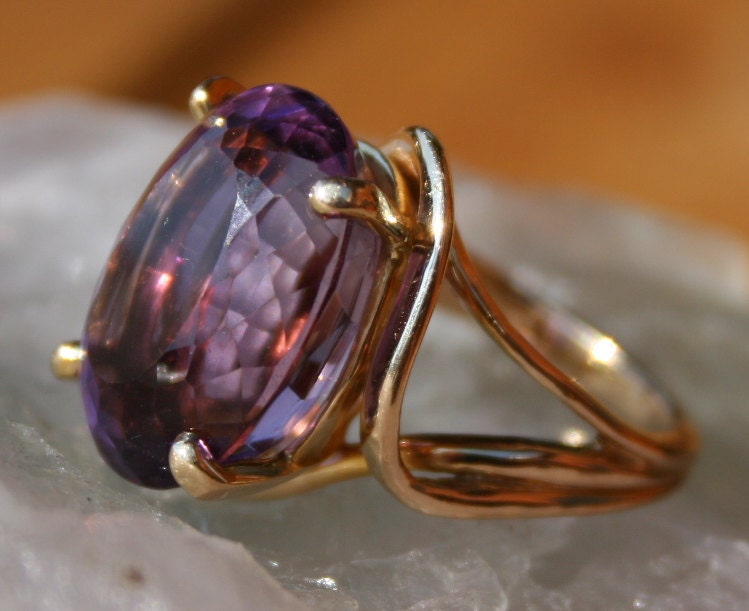Atemberaubende 14K Gold Und Oval Cut Custom Made Amethyst Cocktail Ring Größe 6 von patiencecreations