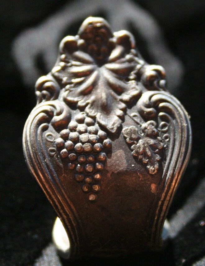 Vintage Mosel-Traube/Weingarten-Muster-Handgemachter Sterlingsilber Überzogener Löffel-Ring von patiencecreations