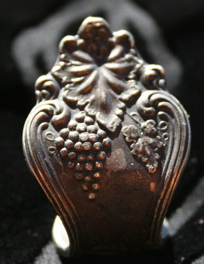 Vintage Mosel-Traube/Weingarten-Muster-Handgemachter Sterlingsilber Überzogener Löffel-Ring von patiencecreations