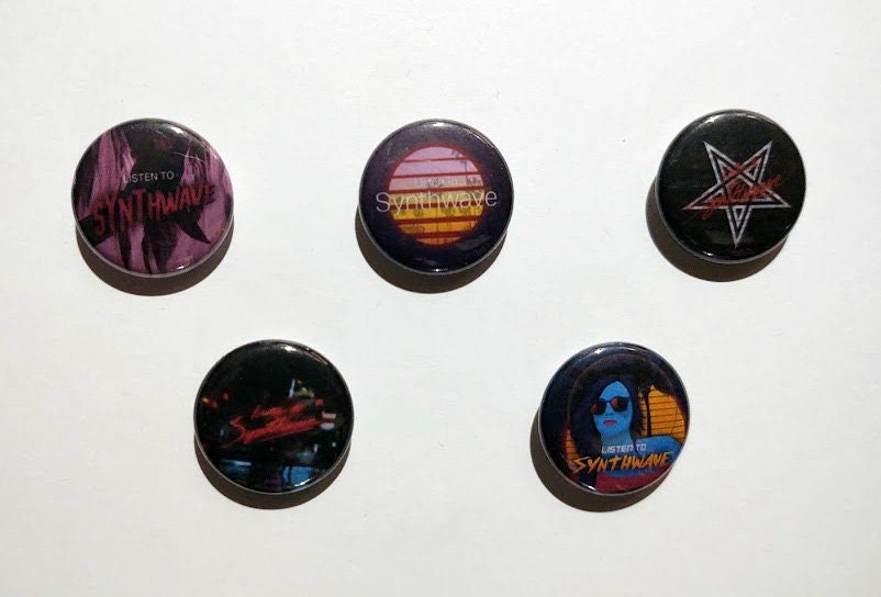 Listen To Synthwave Buttons - 1" Knöpfe, Pins, Synthwave, Retro, 80Er, The Midnight, Perturbator, Carpenter Brut, Fm-84 von patrickkingart