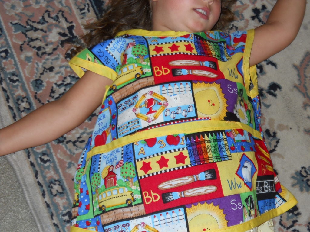 Back To School Schürze Mit Gelbem Rand Und Größe 40. Schule Schulbus, Stiften, Sonne, Sternen, Buntstiften, Alphabet, Herz, S-4 von patscrafts