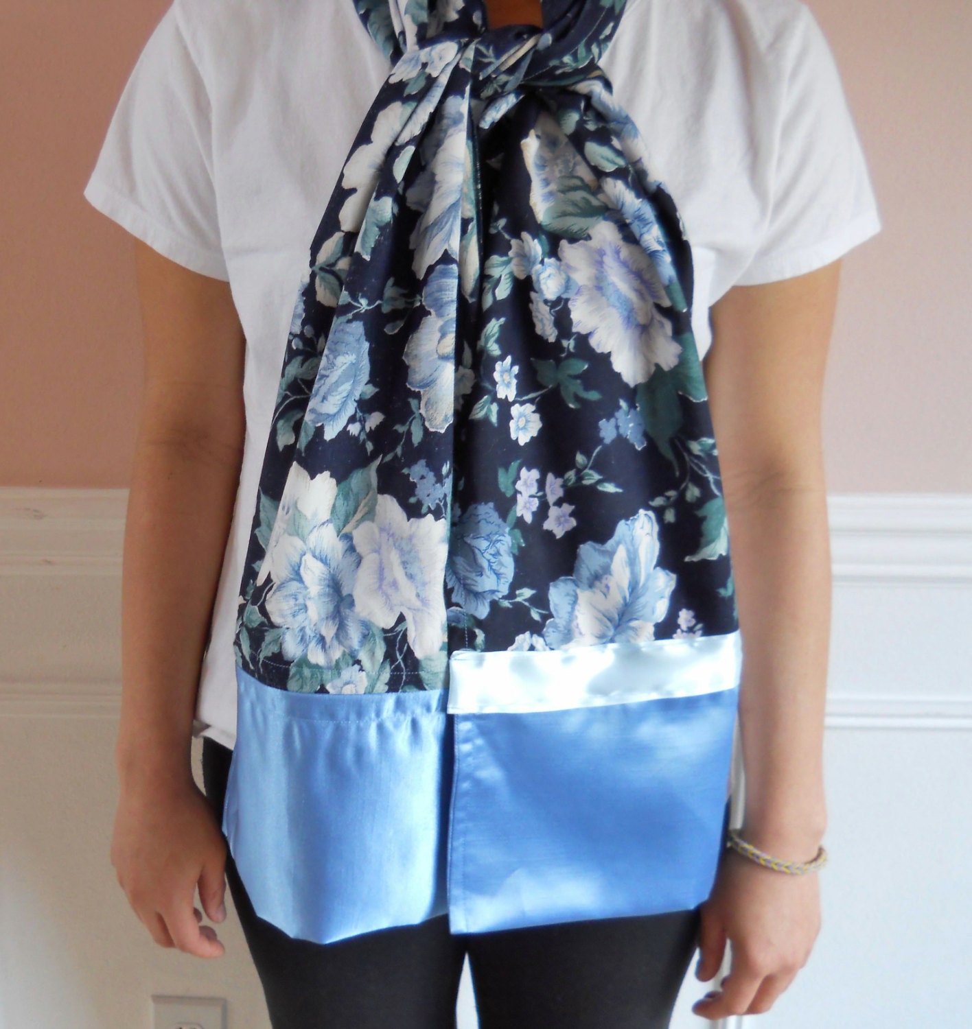 Blume Handgemachte Schals Blau-Weiße Blumen, Rosen Marineblau Hintergrund. 1 Ist Quadratisch Und 2 160cm. Mit Einer Weißen Satin-Borte Einem von patscrafts