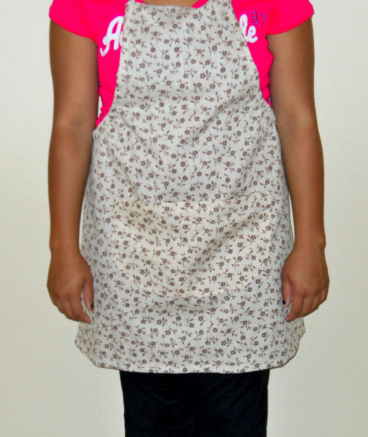 Braun Geblümte Kochschürze Zum Wenden. Einheitsgröße. Beige Hintergrund Mit Kleinen Dunkelbraunen Blumen Und Großer Tasche. Rückseite Einfarbig von patscrafts