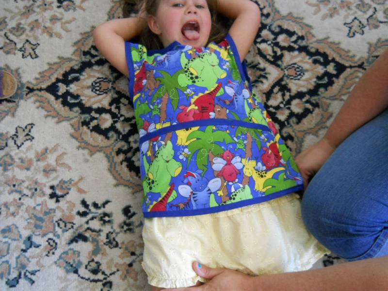 Drei Schürzen in Baumwolle Den Größen 3, 4 & 6. Verrückte Fliegende Tiere Für Jungen Oder Mädchen. Elefant, Giraffe, Etc. Helle Farben Werden von patscrafts