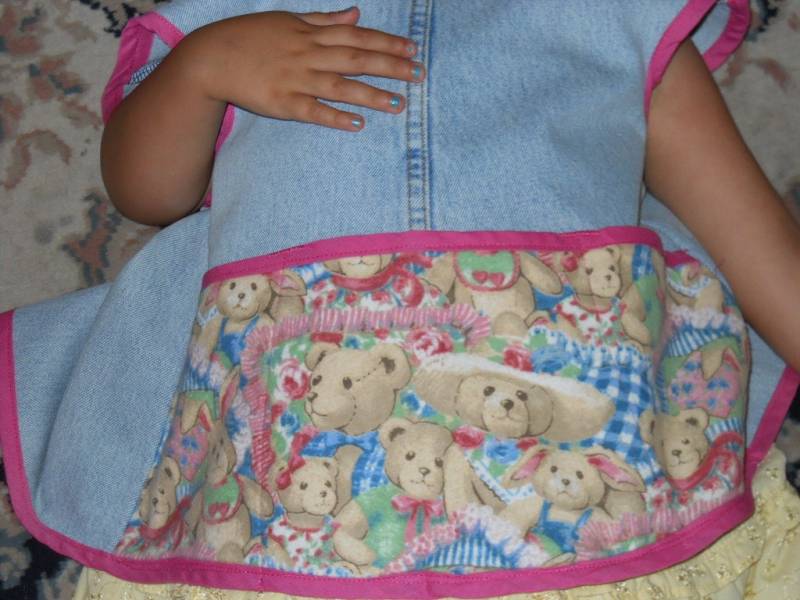 Kinderschürze Mit Teddys Und Hasen Aus Hellblauem Jeansstoff Pinker Borte. Die Grosse Tasche Ist Weichem Flanell. Es Größe Drei von patscrafts