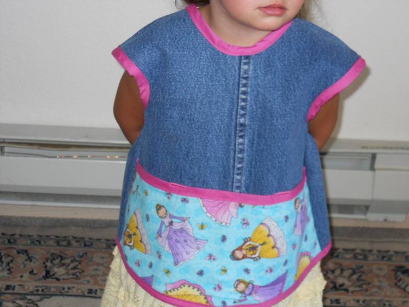 Kinderschürze Von Acht Verschiedenen Prinzessinnen Mit Ihren Eigenen Kleidern. Zwei Schürzen Aus Recyceltem Jeansstoff in Den Größen 2 Und 4 von patscrafts