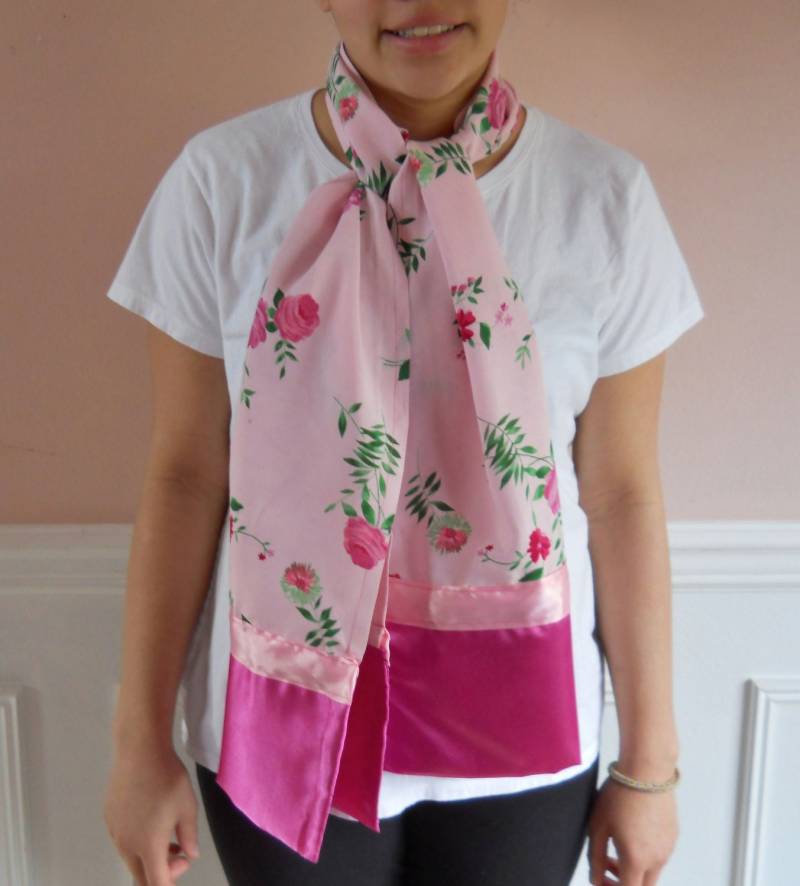 Langer Schal Aus Rosa Rosen Und Anderen Blüten Auf Hintergrund Mit Satinenden Geteilt Durch Satinband. Femininer Schal von patscrafts