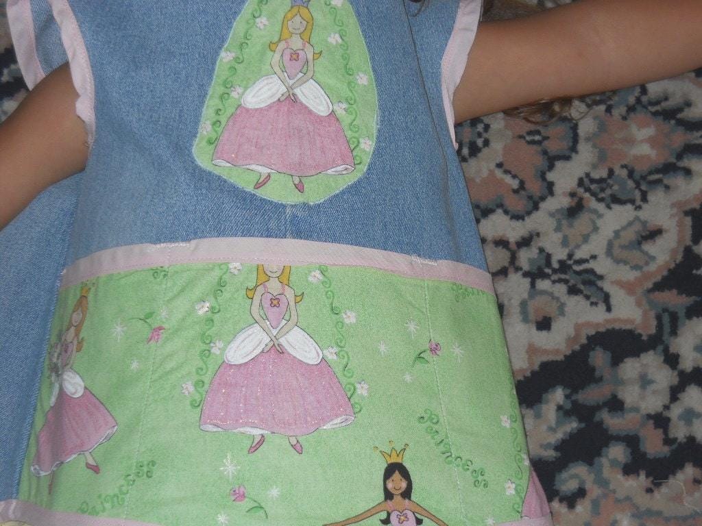 Prinzessin Mit Grünem Hintergrund Und Drei Haarfarben. Mädchen Mamas Lieben Diese Schürze. Die Borte Ist Rosa in Gr.3 Gehalten von patscrafts