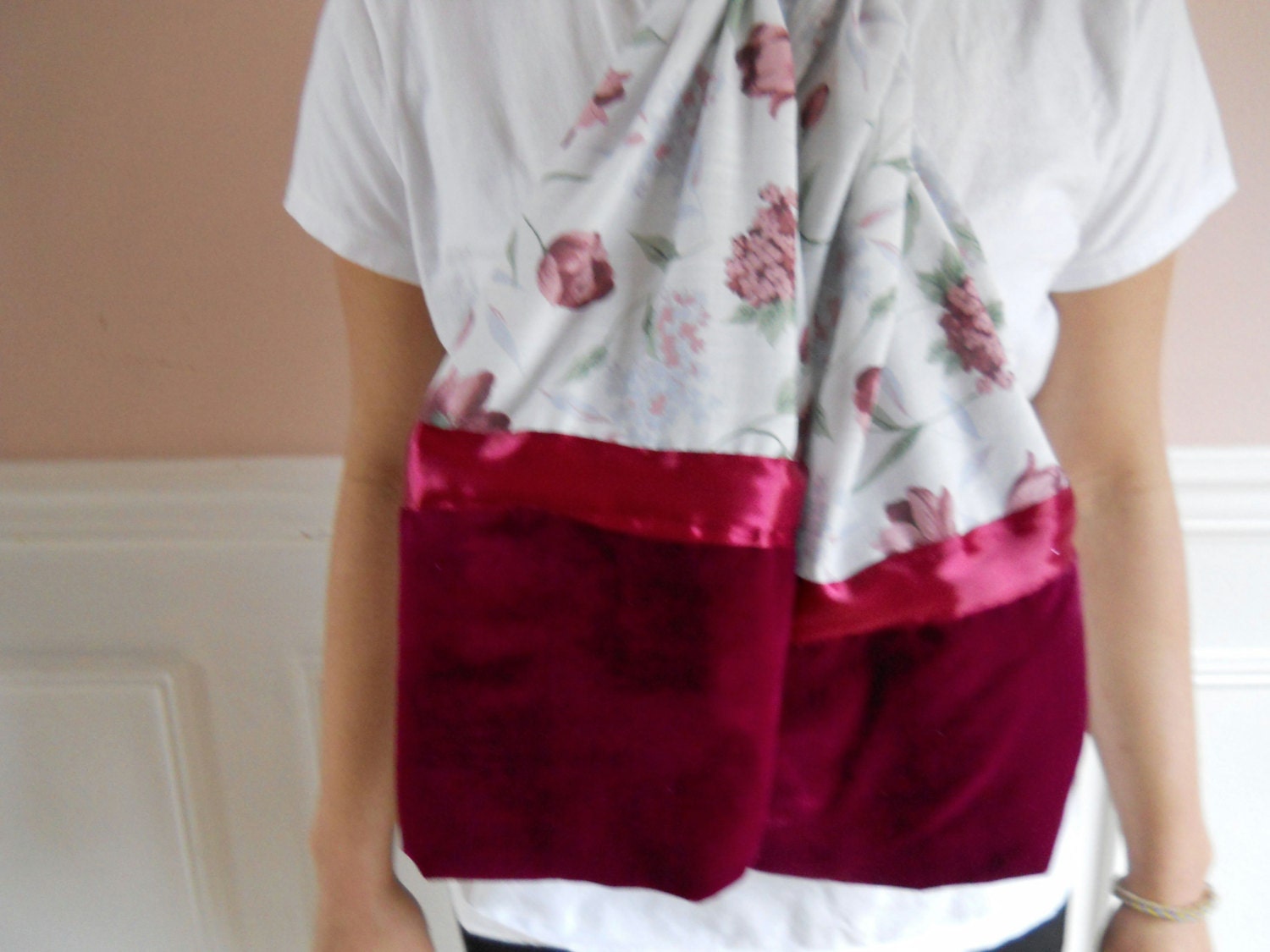 Rote Und Blaue Blumen Auf Weißem Hintergrund Ist 561/2" Von 13" Schal. Der Schal Feminin in Seiner Art Haptik. Anzug Oder Bluse Verkleiden von patscrafts